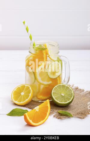 Detox Früchten aromatisiertes Wasser hineingegossen. Erfrischende hausgemachte Sommercocktail Stockfoto