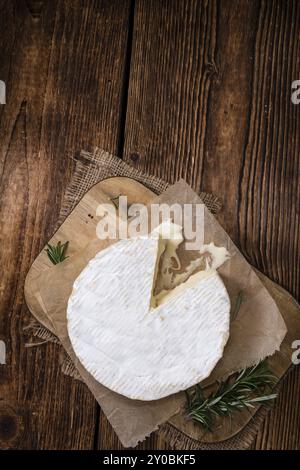 Camembert (Nahaufnahme) auf einem alten rustikalen Holztisch Stockfoto