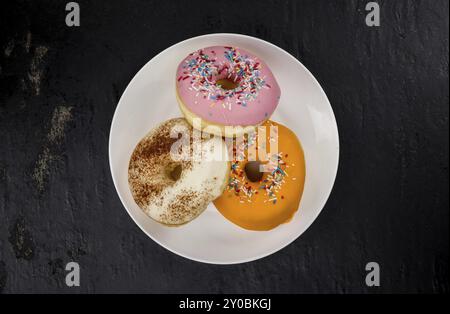 Einige frisch zubereitete Donuts (Ansicht von oben, Nahaufnahme) Stockfoto