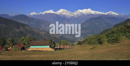 Wunderschöner Herbsttag in der Annapurna Conservation Area, Nepal. Ländliche Landschaft und schneebedeckte Manaslu Range Stockfoto