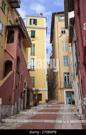 Historische Häuser und Treppenallee in der Altstadt von Menton an der französischen Riviera Stockfoto