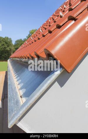 Close up Regenrinne mit Dachziegeln im neuen Haus Stockfoto