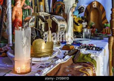 Brasilianischer religiöser Altar, der Elemente von Umbanda, Kerzen und katholizismus im Synkretismus der lokalen Kultur und Religion vermischt Stockfoto