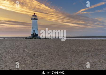 Sonnenuntergang am Leuchtturm in der Nähe von Ayr Talacre, Flintshire, Clwyd, Wales, Großbritannien Stockfoto