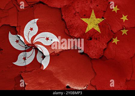 Flaggen von Hongkong und China auf gerissene Wand gemalt Stockfoto