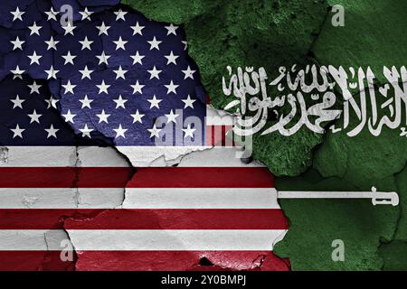 Fahnen aus den USA und Saudi-Arabien auf gerissene Wand gemalt Stockfoto