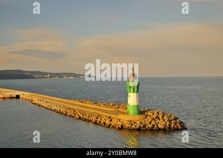 Hafeneinfahrt mit Mole und Leuchtturm der Stadt Sassnitz auf der Insel Rügen, Hafeneingang mit Leuchtturmpier und die Stadt Sassnitz auf Rügen I Stockfoto