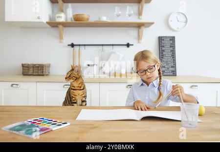 Wenig glücklich sein in der Küche Malen mit ihren Bengal Katze Stockfoto