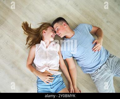 Glückliches junges Paar zu Hause entspannt auf dem Boden Stockfoto