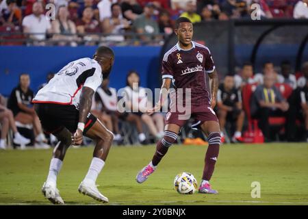 Frisco, Texas, USA. 31. August 2024. Colorado Rapids Mittelfeldspieler Calvin Harris #14 fährt den Ball während des MLS-Spiels zwischen dem FC Dallas und Colorado Rapids im Toyota Stadium. Endstand FC Dallas 2: 3 Colorado Rapids. (Kreditbild: © Javier Vicencio/eyepix via ZUMA Press Wire) NUR REDAKTIONELLE VERWENDUNG! Nicht für kommerzielle ZWECKE! Stockfoto