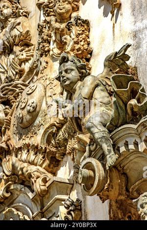 Barocke Skulpturen und Verzierungen an der vorderen Fassade eines alten und historischen Kirche in der Stadt von Ouro Preto in Minas Geraisil Stockfoto