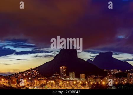 HDR-Bild des ersten Einbruchs der Nacht im Jahr 2018 in Rio de Janeiro von der Lagune Rodrigo de Freitas mit ihren Lichtern, Gebäuden und Topographie c Stockfoto