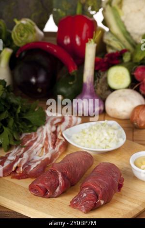 Zwei rohe Kalbsschnitzel und verschiedene Zutaten Stockfoto