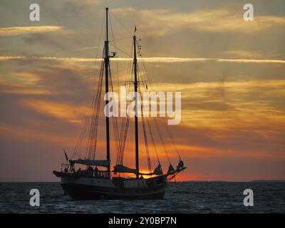 Der zweimagige Gaffer hat den Schoner Abel Tasman im Abendlicht vor Gedser manipuliert. Der Gaff-Schlepper Abel tasman fährt in der ostsee in der Nähe von geds Stockfoto