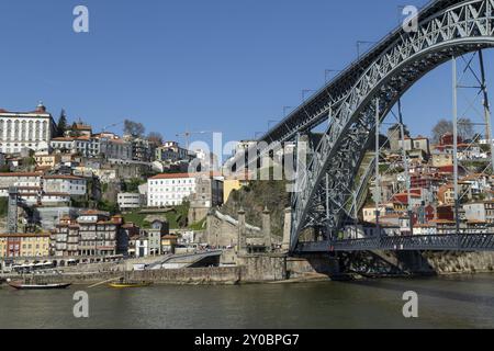 Ort des Interesses, Architektur, Blick von Vila Nova de Gaia auf die Brücke Ponte Dom Luis I und den Elevador da Ribeira im historischen Zentrum von Port Stockfoto