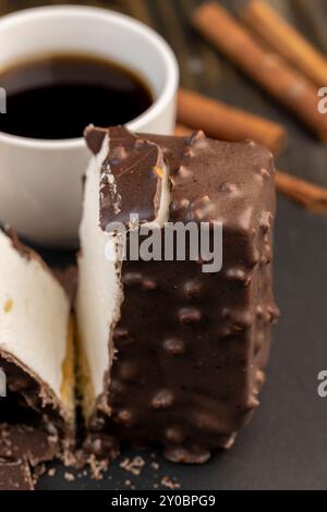 Frischer süßer Kuchen mit Milchgeschmack und Aroma in Schokoladenglasur, köstlicher und weicher cremiger Dessertkuchen Stockfoto