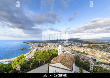 Strand und Küste von Blanes Stadt aus Castell Sant Joan in Spanien gesehen Stockfoto