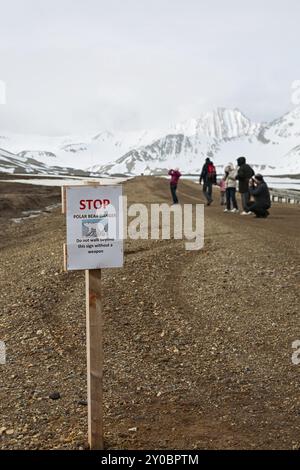 Stoppschild Polarbärengefahr in NY Alesund, Svalbard Inseln, Norwegen, Europa Stockfoto