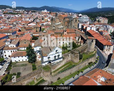 Historische Gebäude mit roten Ziegeldächern und Burgmauern in einer Stadt an einem sonnigen Tag, aus der Luft, Plasencia, Caceres, Caceres, Extremadura, Spanien, Europ Stockfoto