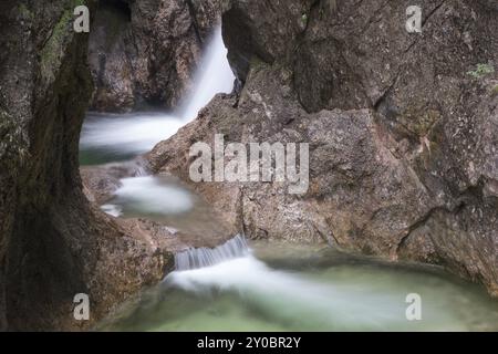 Kaskaden des Almbachlaufs in der Almbachklamm Stockfoto