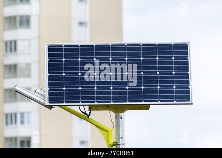 Eine Straßenlampe, die mit Solarbatterien betrieben wird Stockfoto