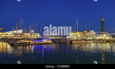 Nachtaufnahme des alten Hafens mit Booten in Barcelona, Spanien, Europa Stockfoto