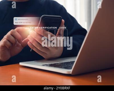 Zwei-Schritte-Authentifizierung oder 2FA, Konzept der Cybersicherheitstechnologie. Es wird ein leeres Eingabefeld für den Verifizierungscode angezeigt, während Personen das otp-Kennwort von i erhalten haben Stockfoto