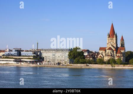 Österreich, Wien, Skyline der Stadt über die Donau mit der Kirche St. Franziskus von Assisi, Europa Stockfoto