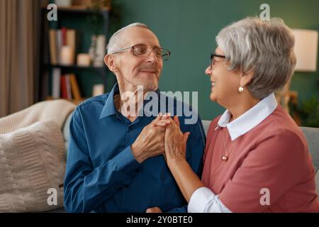 Glückliches Seniorenpaar verbringt Zeit zu Hause. Stockfoto