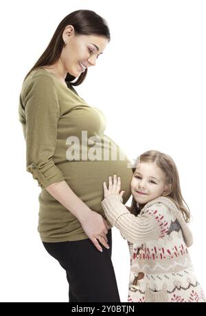 Glückliche junge schwangere Frau mit Töchterchen. Isoliert auf weiss Stockfoto