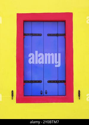 Fenster mit geschlossenen Fensterläden in Burano bei Venedig Stockfoto