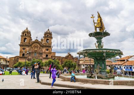 CUSCO, PERU, 26. JANUAR 2016 : Blick auf die Plaza de Armas mit der Statue des Pachacuti und der Basilika der Kathedrale der Himmelfahrt der Jungfrau in Peru Stockfoto