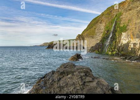 Wasserfall des Flusses spricht Cascading ins Meer in Tresaith, Ceredigion, Dyfed, Wales, Großbritannien Stockfoto