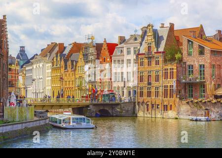 Gent, Belgien, 12. April 2016: Alte farbenfrohe traditionelle Häuser Panorama entlang des Kanals und Boote in einem beliebten Touristenziel, Europa Stockfoto