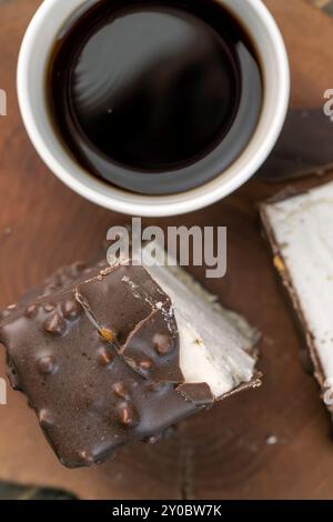 Frischer süßer Kuchen mit Milchgeschmack und Aroma in Schokoladenglasur, köstlicher und weicher cremiger Dessertkuchen Stockfoto