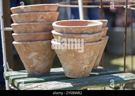 Tontöpfe auf einem alten Garten Stuhl Stockfoto