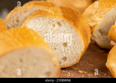 Weiches französisches Baguette aus Weizenmehl, frisch geschnittenes Baguette für die Zubereitung von Snacks Stockfoto