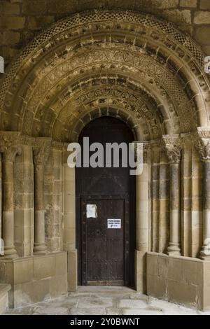 Portada iglesia romanica, de San Martin de Tours, consagrada en 1156, San Martin de Unx, comunidad foral de Navarra, Spanien, Europa Stockfoto