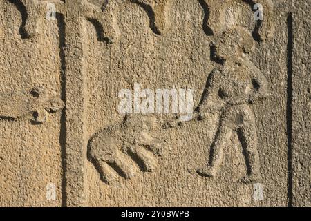 Entlastung del escudo de Hecho en la fachada de la iglesia de San Martin, siglo XIX, valle de Hecho, Pirineo aragones, Huesca, Spanien, Europa Stockfoto