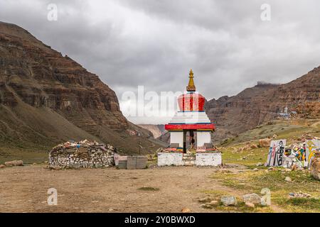 10. JULI 2022, KAILASH, TIBET: Die buddhistische Stupa das Symbol der Aufklärung auf dem Bergtal während des Ritual kora (Yatra) um den heiligen Berg K Stockfoto