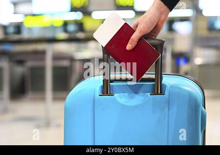 Fahrgast mit Boarding Pass, Reisepass und Gepäck Nahaufnahme Stockfoto