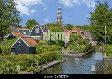 Kanäle und Kirchturm der Grote Kerk (große Kirche) in Hindeloopen, Provinz Friesland, Niederlande Stockfoto