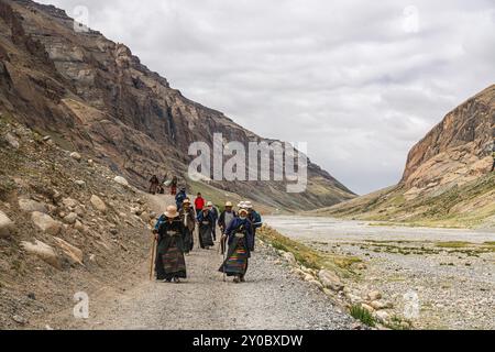 Kailash Gebiet, Tibet China - August 2022: Die tibetischen Pilger während des zweiten Tages des Rituals kora (Yatra) um den heiligen Berg Kailash. Ngari Landschaft in Stockfoto