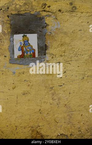 Eine texturierte Außenwand mit glasierten Fliesen des hinduistischen Gottes Vishnu in Varanasi, Indien, Asien Stockfoto