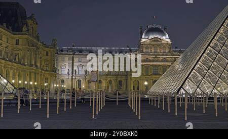 Louvre, musée, Napoleon Courtyard, Ming Pei, Pyramide, Nachtfoto, Beleuchtung, Laternen, La Tricolore, französische Flagge, Menschen Stockfoto