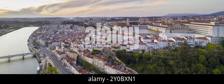 Coimbra Panorama Drohne Luftbild Stadt bei Sonnenuntergang mit Mondego Fluss und schönen historischen Gebäuden, in Portugal Stockfoto