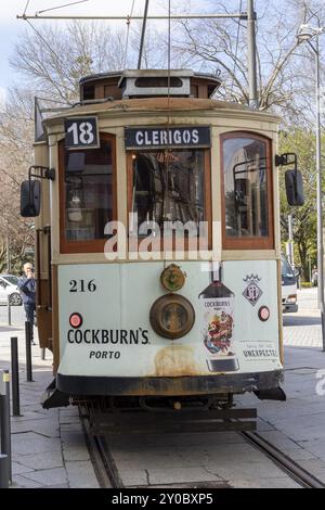 Historische Straßenbahn, Elektrico, betrieben von der Sociedade de Transportes Colectivos do Porto im historischen Zentrum von Porto, Portugal, Stockfoto