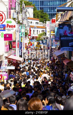 TOKIO, JAPAN, 26. JUNI 2016: Takeshita Street gesäumt von Geschäften und voll von jungen Teenagern, die tagsüber in H einkaufen, stöbern und abhängen Stockfoto