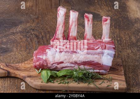 Rohe Kalbslende auf Holz Stockfoto