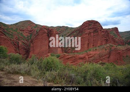 Malerische rote Felsen Berge in Kirgisistan Stockfoto